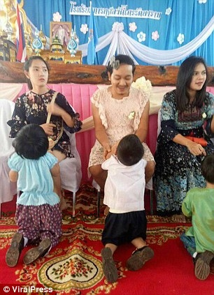 Hình ảnh người bố đơn thân vui đùa cùng con trai mình Hình ảnh người bố đơn thân vui đùa cùng con trai mình