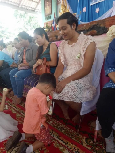 Nụ cười hạnh phúc của một ông bố "gà trống nuôi con" Nụ cười hạnh phúc của một ông bố "gà trống nuôi con"