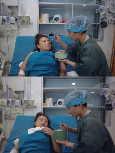 Bà Nhân tận tình chăm sóc Quỳnh Trần Bà Nhân tận tình chăm sóc Quỳnh Trần