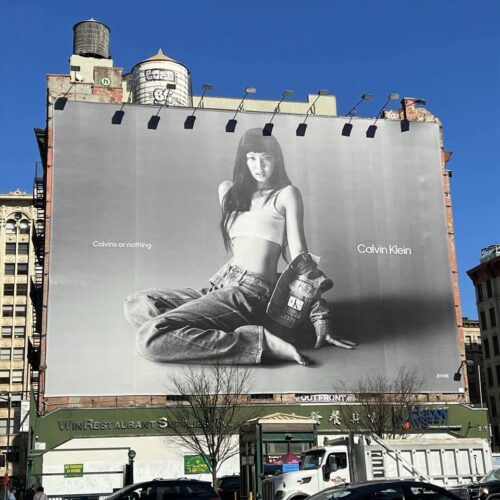 Ảnh của cô xuất hiện trên billboard tại Mỹ Ảnh của cô xuất hiện trên billboard tại Mỹ