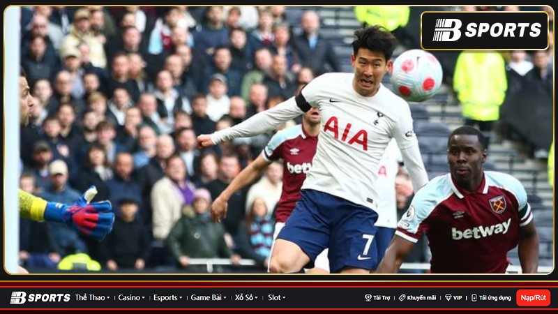 Cầu thủ vào sân thay người Son Heung-min đã thành công ấn định chiến thắng 2-0 cho Spurs từ đường chuyền phạt góc của Harry Kane. Cầu thủ vào sân thay người Son Heung-min đã thành công ấn định chiến thắng 2-0 cho Spurs từ đường chuyền phạt góc của Harry Kane.