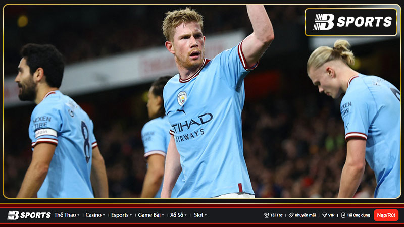 De Bruyne bị fan Arsenal ném vào người 2 chai nước De Bruyne bị fan Arsenal ném vào người 2 chai nước