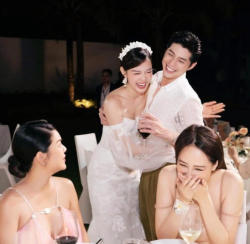 Noo Phước Thịnh và Mai Phương Thúy trong lễ cưới của nữ ca sĩ Minh Hằng Noo Phước Thịnh và Mai Phương Thúy trong lễ cưới của nữ ca sĩ Minh Hằng