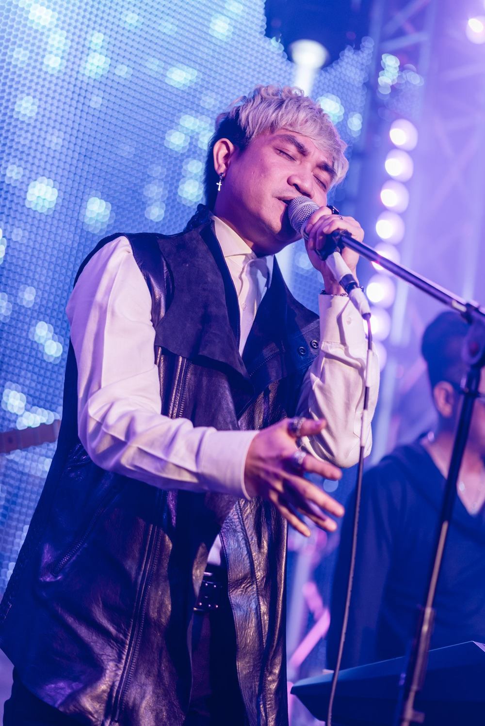 Ca sĩ Phạm Khánh Hưng đi diễn một số show nhỏ tại các nước tiểu bang Mỹ Ca sĩ Phạm Khánh Hưng đi diễn một số show nhỏ tại các tiểu liên bang Mỹ