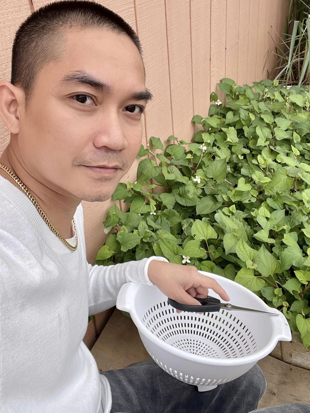 Thú vui trồng rau mỗi ngày của nam ca sĩ Thú vui trồng rau mỗi ngày của nam ca sĩ