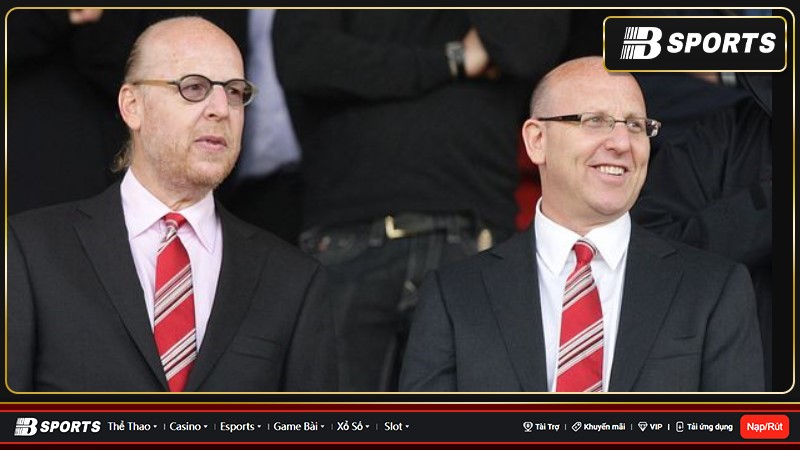 Man United hiện thuộc sở hữu của Nhà Glazer với hai vị chủ tịch là Joel Glazer và Avram Glazer Man United hiện thuộc sở hữu của Nhà Glazer với hai vị chủ tịch là Joel Glazer và Avram Glazer