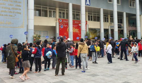 Toàn bộ học sinh được di tản xuống sân trường khỏi vụ cháy Toàn bộ học sinh được di tản xuống sân trường khỏi vụ cháy