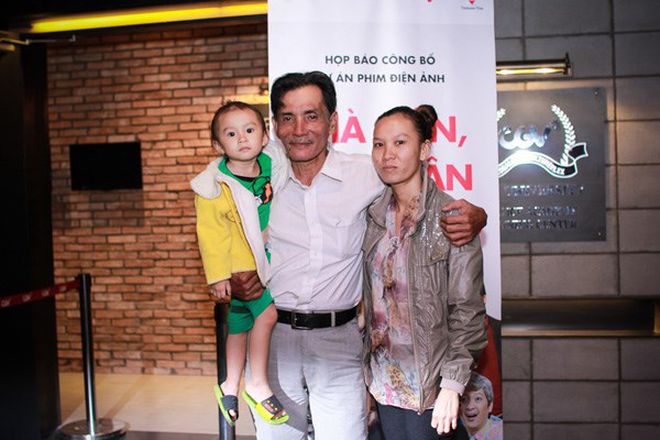 Nam diễn viên đứng cùng vợ và cô con gái nhỏ Nam diễn viên đứng cùng vợ và cô con gái nhỏ