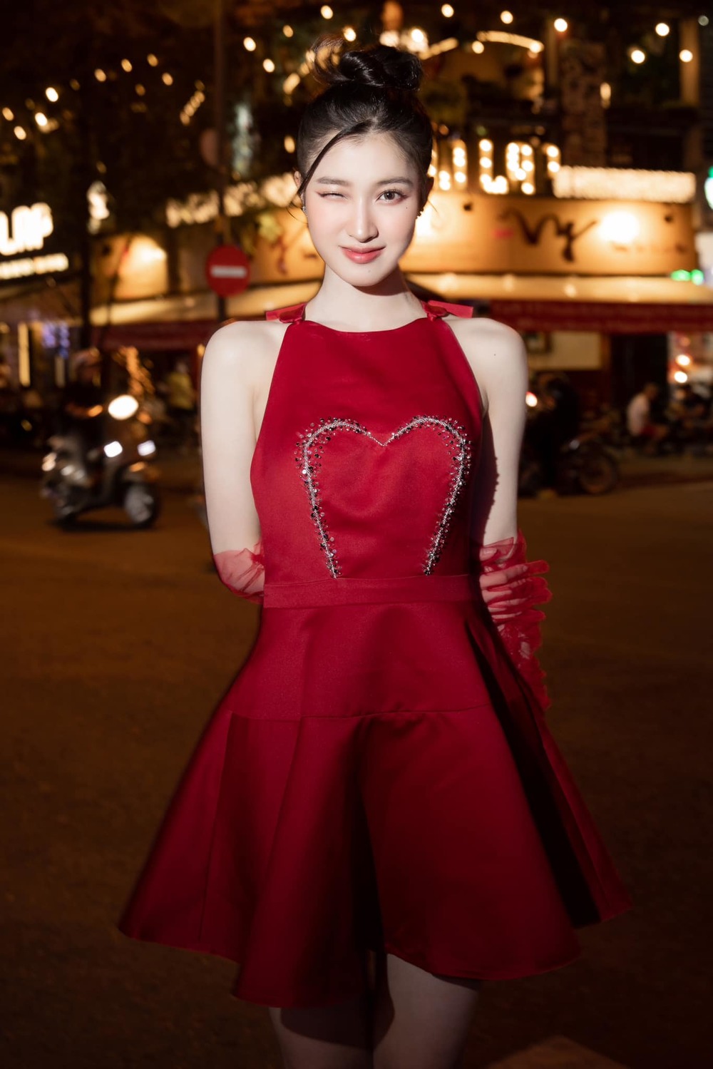Chiếc váy màu đỏ rượu vang tôn lên làn da trắng trẻo Chiếc váy màu đỏ rượu vang tôn lên làn da trắng trẻo