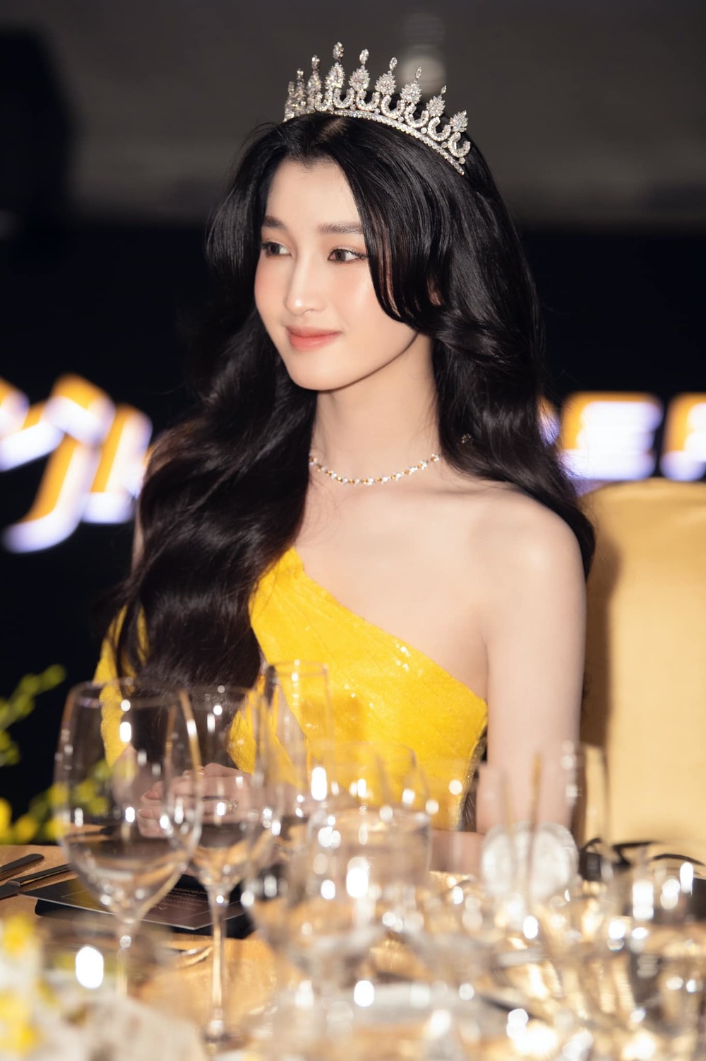 Á Hậu Phương Nhi cùng chiếc tiara Á Hậu Phương Nhi cùng chiếc tiara