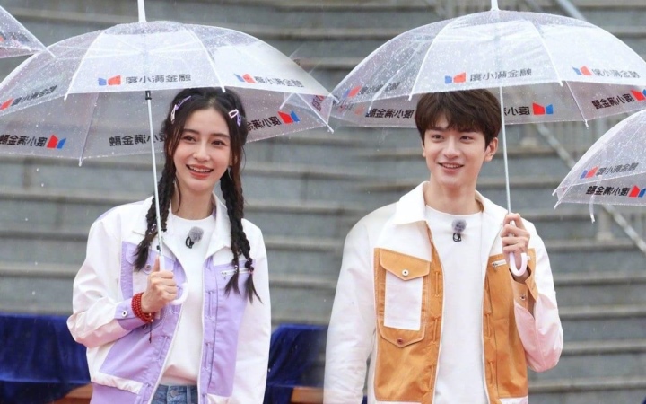 Tiểu hoa đán Hoa ngữ và chàng phi công trẻ sánh vai trong show truyền hình thực tế Tiểu hoa đán Hoa ngữ và chàng phi công trẻ sánh vai trong show truyền hình thực tế