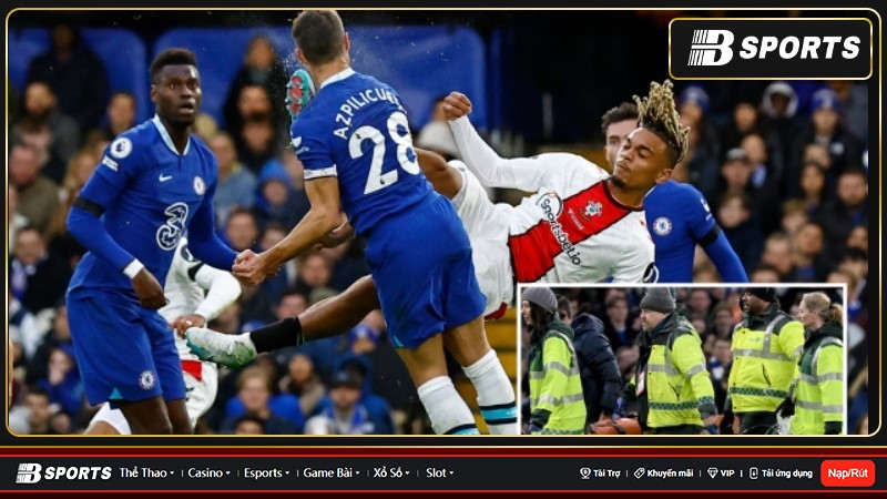 Tình huống nằm sân của Azpilicueta xảy ra sau khi hậu vệ người Tây Ban Nha bị tiền đạo CLB Southampton, Sekou Mara đá vào mặt từ trên cao Tình huống nằm sân của Azpilicueta xảy ra sau khi hậu vệ người Tây Ban Nha bị tiền đạo CLB Southampton, Sekou Mara đá vào mặt từ trên cao