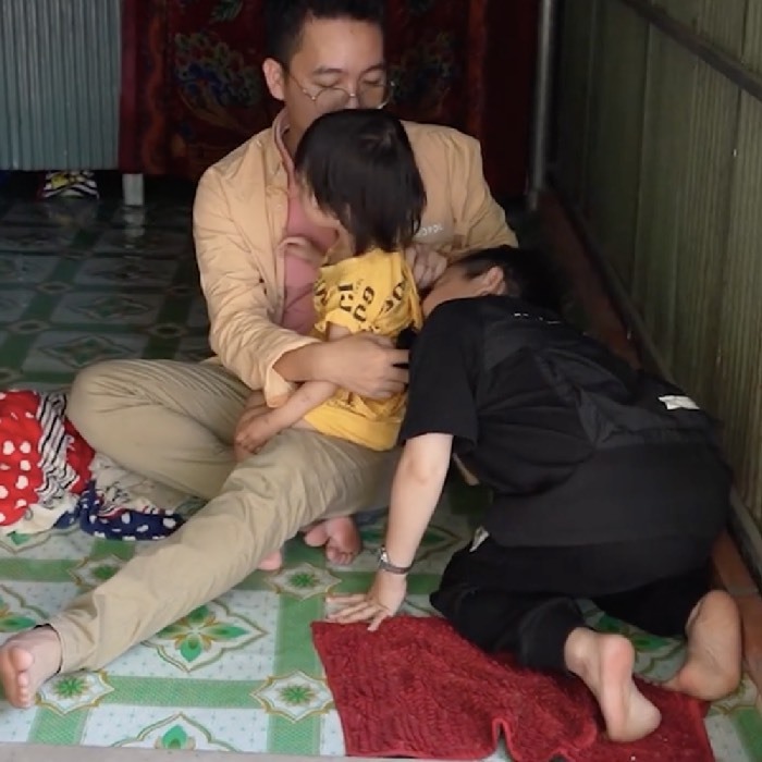 Cơ thể toát ra 1 mùi thơm ngọt mát Cơ thể toát ra 1 mùi thơm ngọt mát