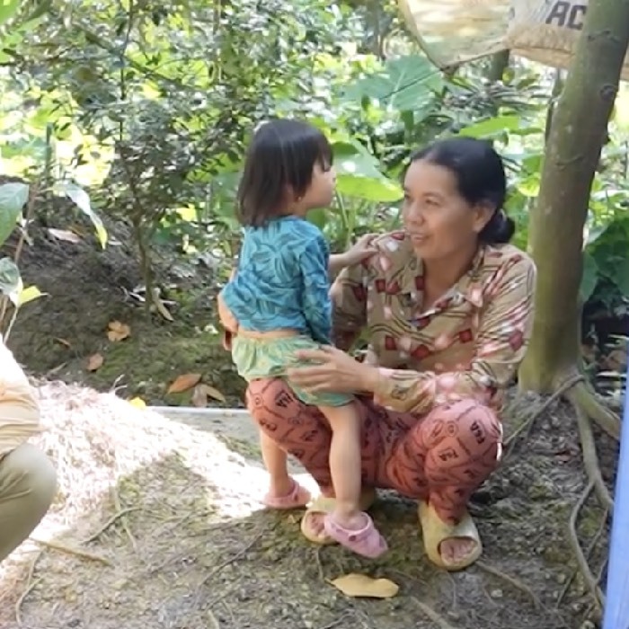 Thân hình nhỏ nhắn của bé gái Thân hình nhỏ nhắn của bé gái