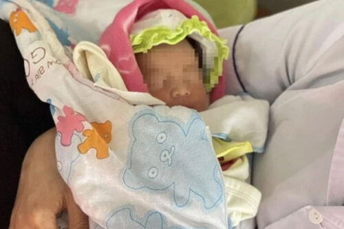 Đứa bé là con của Chỉ huy trưởng quân sự xã Sơn Tây Đứa bé là con của Chỉ huy trưởng quân sự xã Sơn Tây