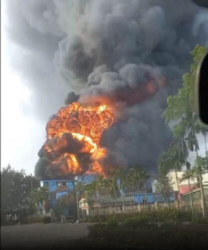Lớp lớp các khói đen ngụt ngụt kéo theo nhau, nối tiếp nhau không ngừng nghỉ Lớp lớp các khói đen ngụt ngụt kéo theo nhau, nối tiếp nhau không ngừng nghỉ