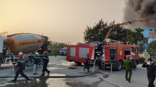 đám cháy này đã cơ bản được khống chế để không lây lan sang các khu vực bên cạnh. đám cháy này đã cơ bản được khống chế để không lây lan sang các khu vực bên cạnh.