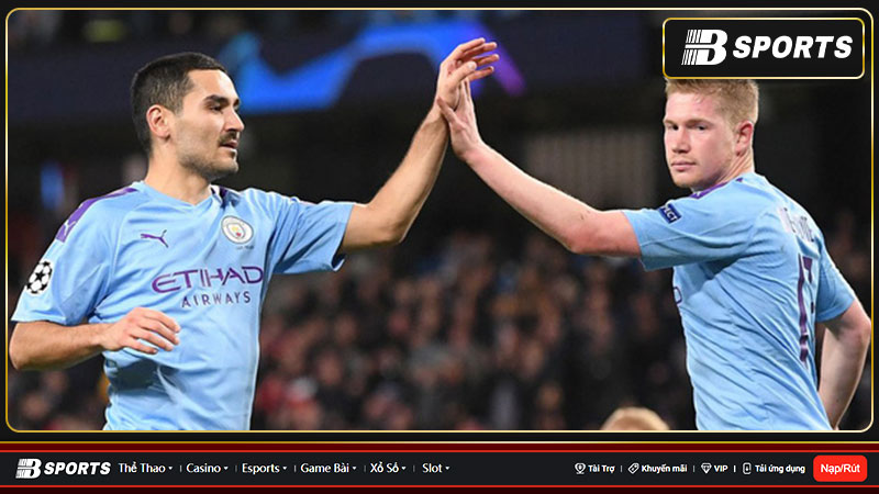 Fan Man City tức giận khi đội của họ bị từ chối một quả penalty muộn. Fan Man City tức giận khi đội của họ bị từ chối một quả penalty muộn.