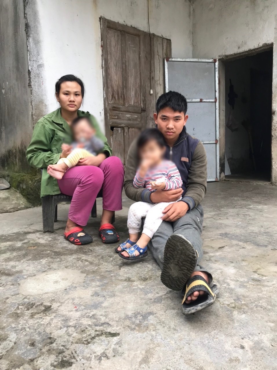2 vợ chồng và 2 người con đều không thể nghe và nói trong gia đình 5 người 2 vợ chồng và 2 người con đều không thể nghe và nói trong gia đình 5 người