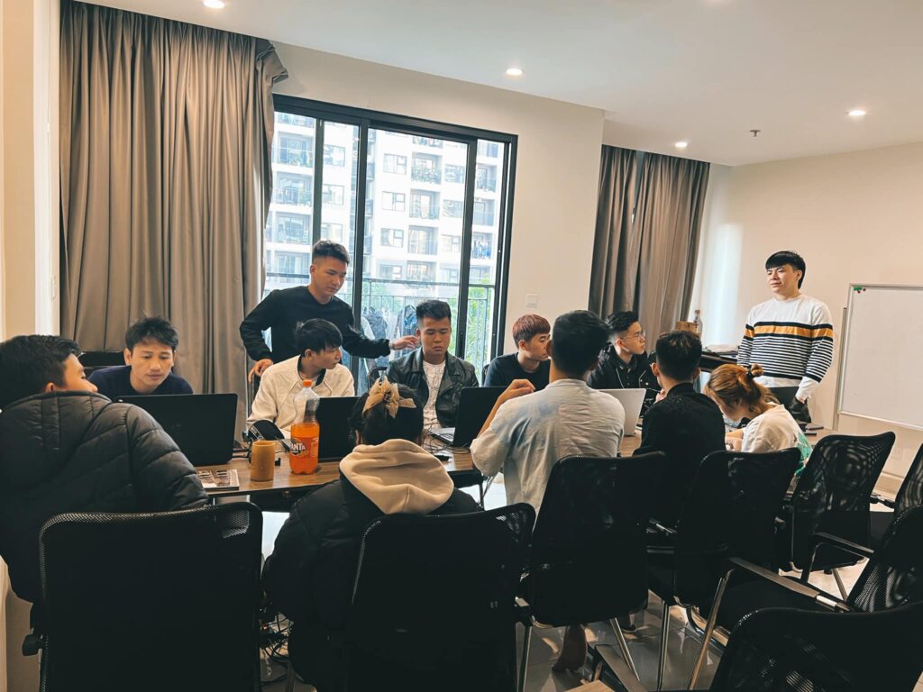 Hình ảnh Phạm Tuấn và các học viên của mình Hình ảnh Phạm Tuấn và các học viên của mình