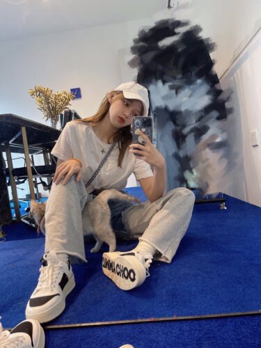 Nữ idol đi giày Jimmy Choo Nữ idol đi giày Jimmy Choo