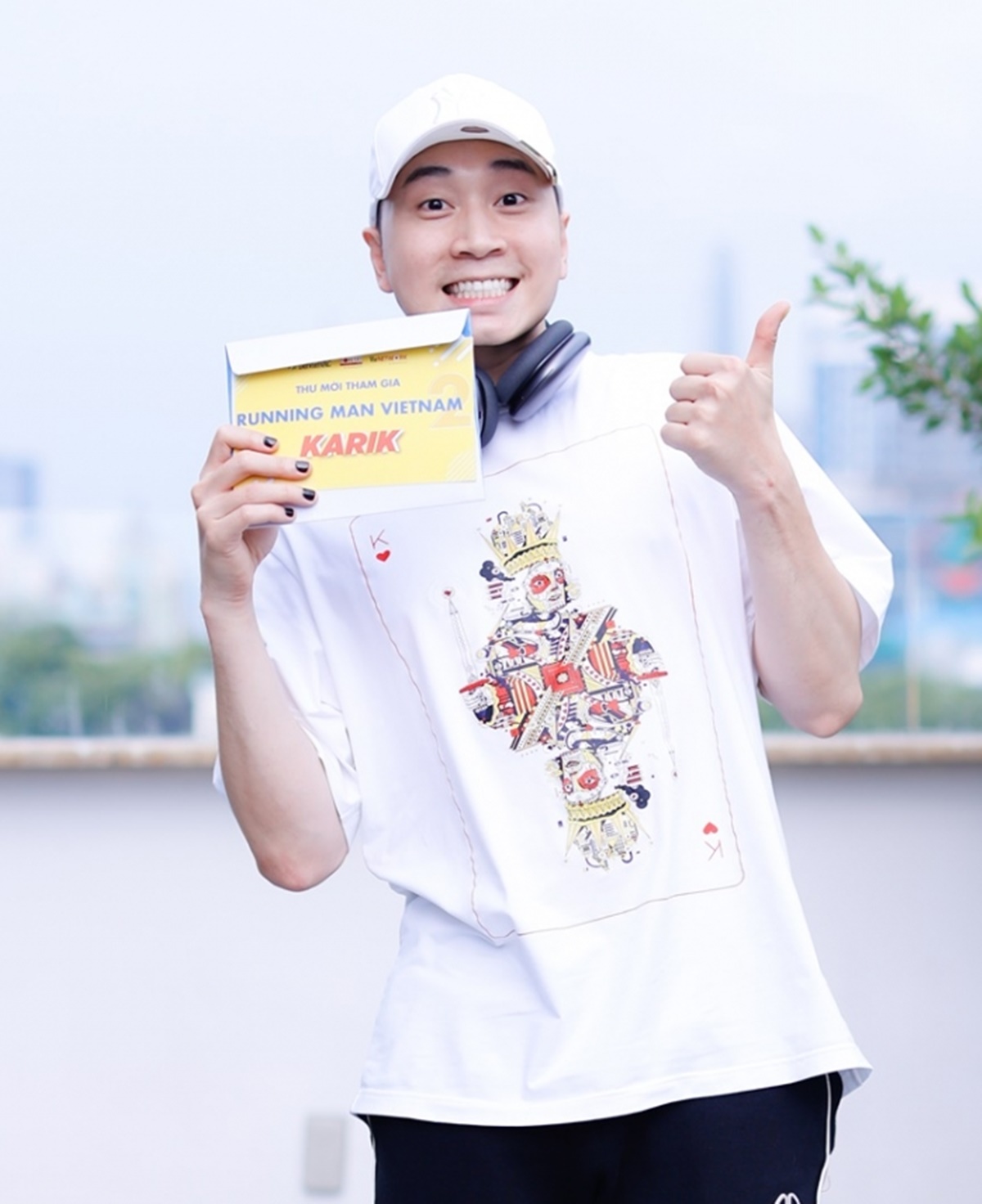 Nam ca rapper hứng thú khi cầm tấm vé xác nhận tham gia Running Man Nam ca rapper hứng thú khi cầm tấm vé xác nhận tham gia Running Man