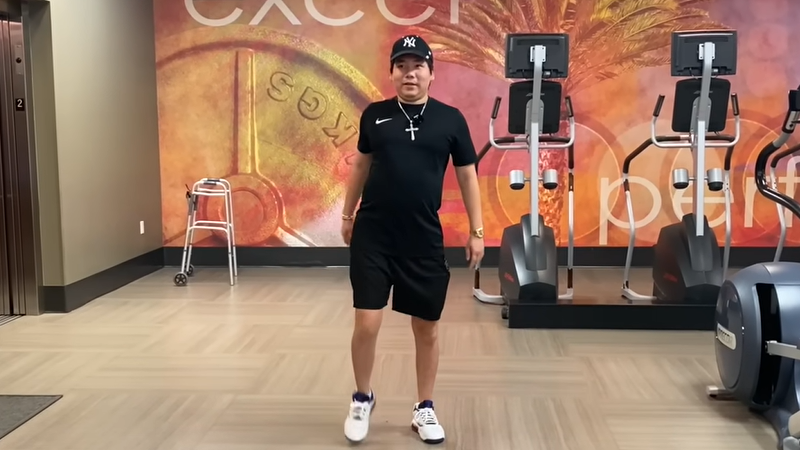 Nhiều người trêu rằng Khoa đi như "Vịt" Nhiều người trêu rằng Khoa đi như "Vịt"