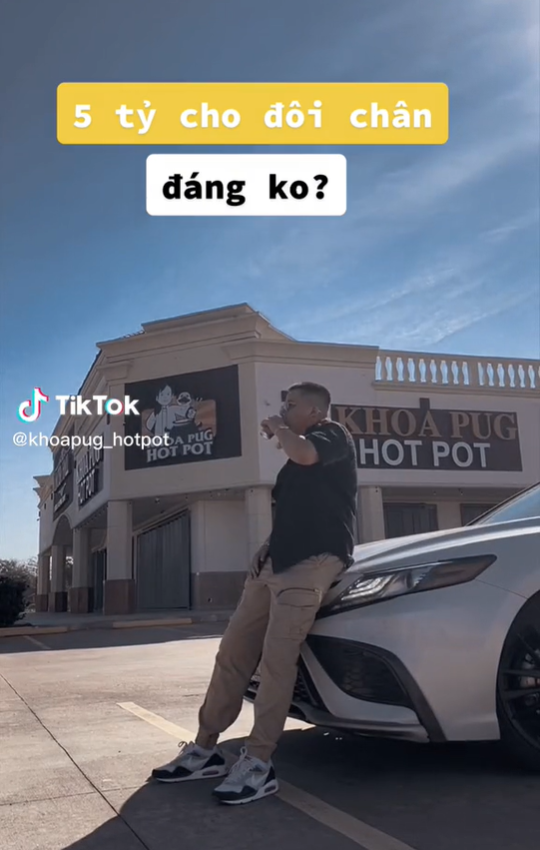 Khoa tự tin khoe đôi chân dài trước đầu xe oto của mình