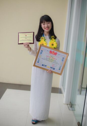 ảnh tốt nghiệp của cô nàng