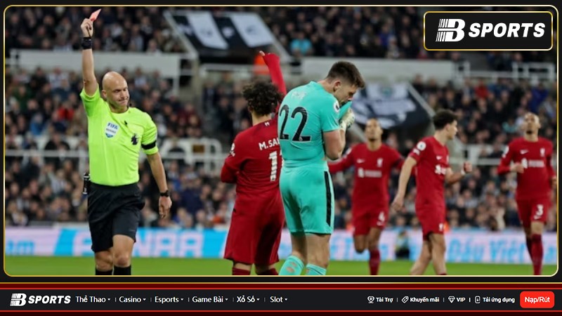 Pope đã bị đuổi khỏi sân trong trận thua 0-2 hôm thứ Bảy của Chích Chòe trước Liverpool Pope đã bị đuổi khỏi sân trong trận thua 0-2 hôm thứ Bảy của Chích Chòe trước Liverpool
