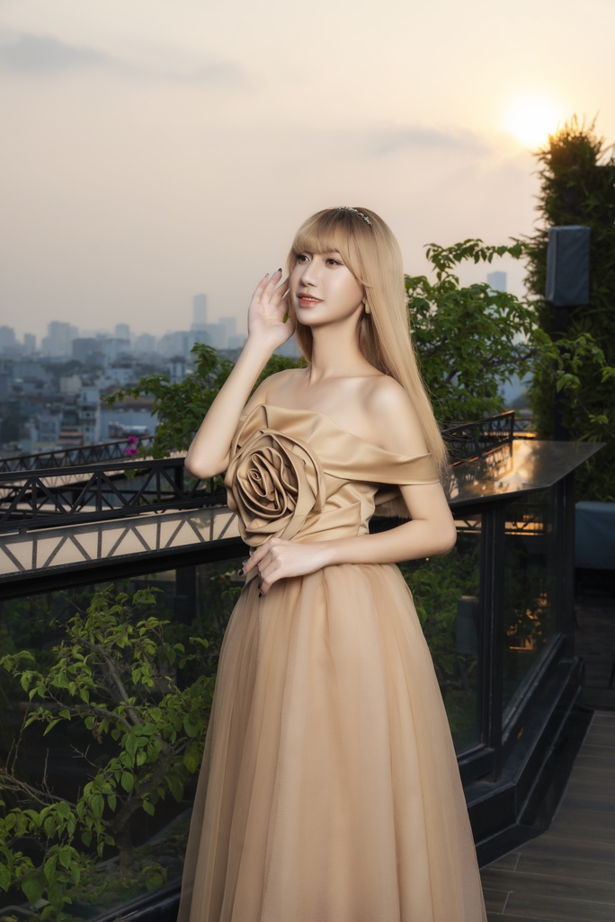 Nữ ca sĩ đẹp yêu kiều trong bộ váy đẹp và thấy tự tin đầy mình Nữ ca sĩ đẹp yêu kiều trong bộ váy đẹp và thấy tự tin đầy mình