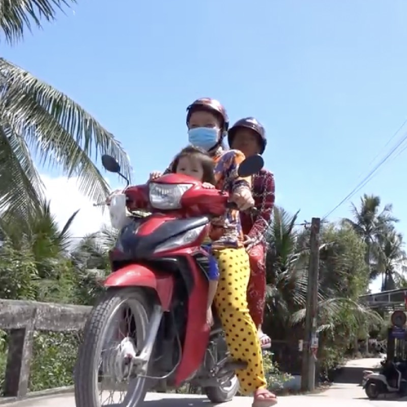 Mẹ đơn thân ấy luôn chạy xe ôm vì miếng cơm manh áo, cố gắng vì đàn con Mẹ đơn thân ấy luôn chạy xe ôm vì miếng cơm manh áo, cố gắng vì đàn con