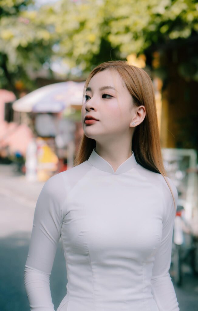 Mèo 2k4 thướt tha trong tà áo dài trắng Mèo 2k4 thướt tha trong tà áo dài trắng