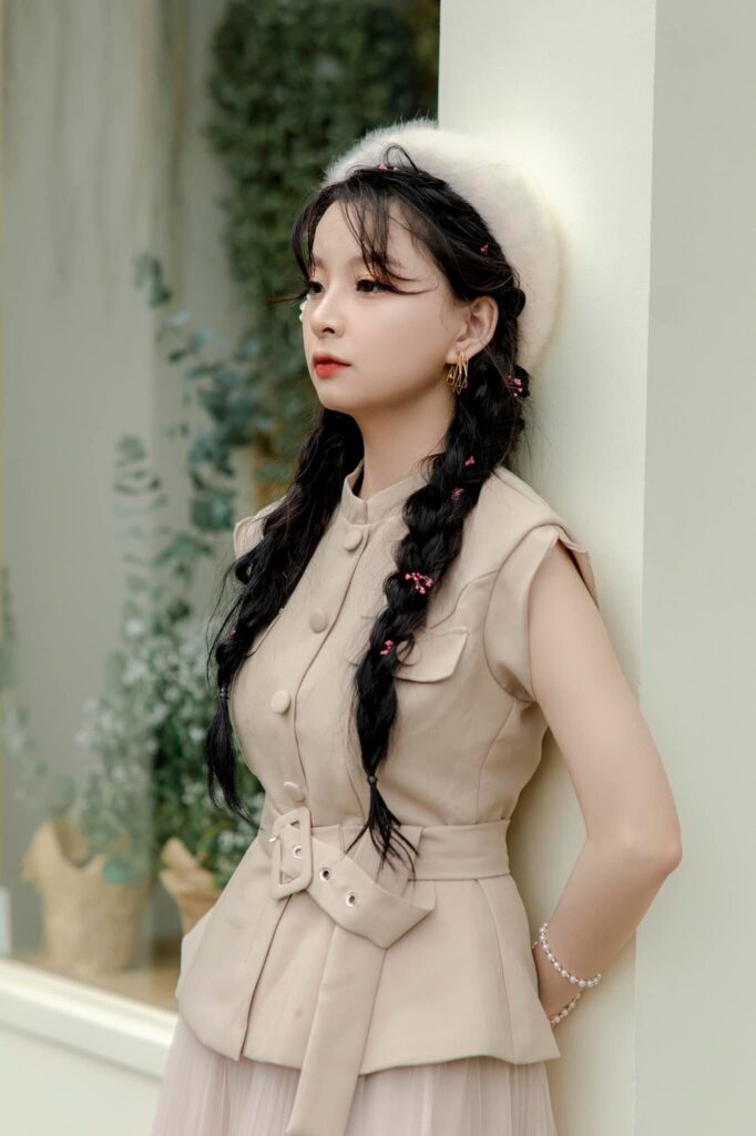 Cô nàng Hoa Nguyễn ngây thơ trong bộ áo nâu Cô nàng Hoa Nguyễn ngây thơ trong bộ áo nâu