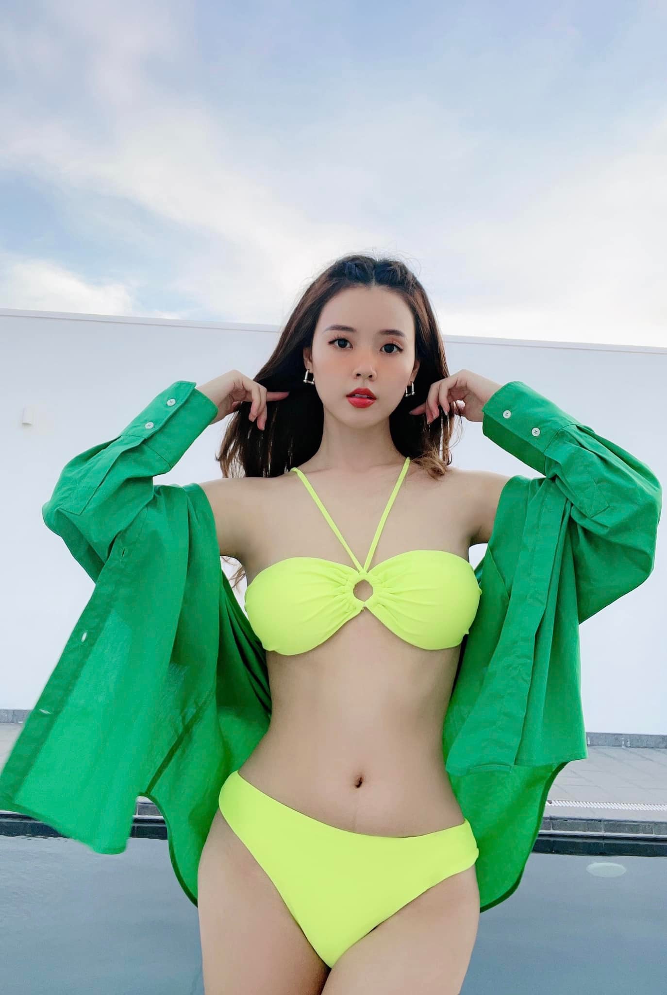 khoe vóc dáng nuột nà cùng làn da trắng không tì vết khi diện bộ bikini rực rỡ, gợi cảm và đầy quyến rũ khoe vóc dáng nuột nà cùng làn da trắng không tì vết khi diện bộ bikini rực rỡ, gợi cảm và đầy quyến rũ