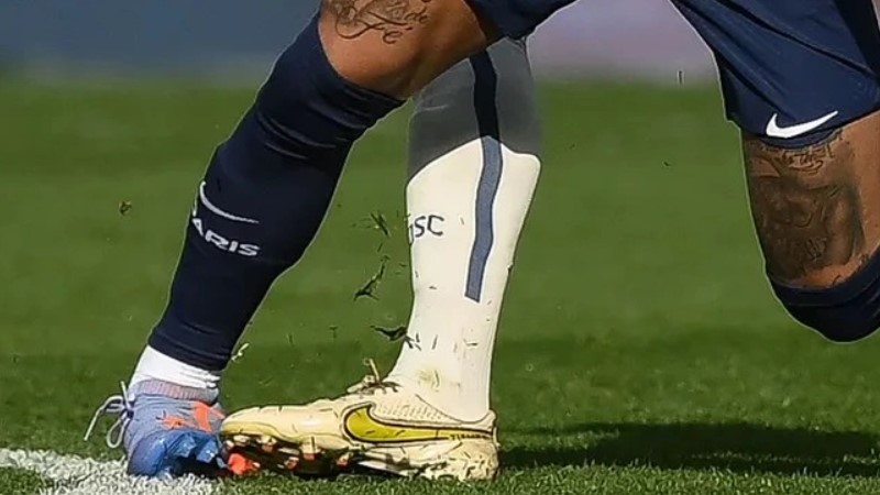 Neymar bị bong gân mắt cá trong trận PSG thắng 4-3 Lille Neymar bị bong gân mắt cá trong trận PSG thắng 4-3 Lille