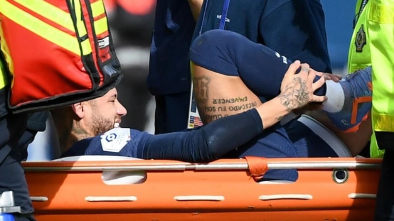 Phút thứ 51 Neymar đã buộc phải rời sân trên cáng, và cầu thủ vào sân thay thế là Hugo Ekitike Phút thứ 51 Neymar đã buộc phải rời sân trên cáng, và cầu thủ vào sân thay thế là Hugo Ekitike