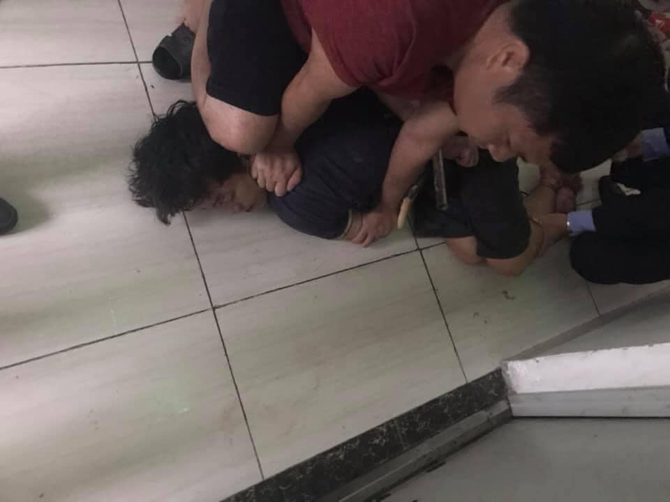 Quá trình khống chế đối tượng ngáo đá giết mẹ rất cực khổ Quá trình khống chế đối tượng ngáo đá giết mẹ rất cực khổ