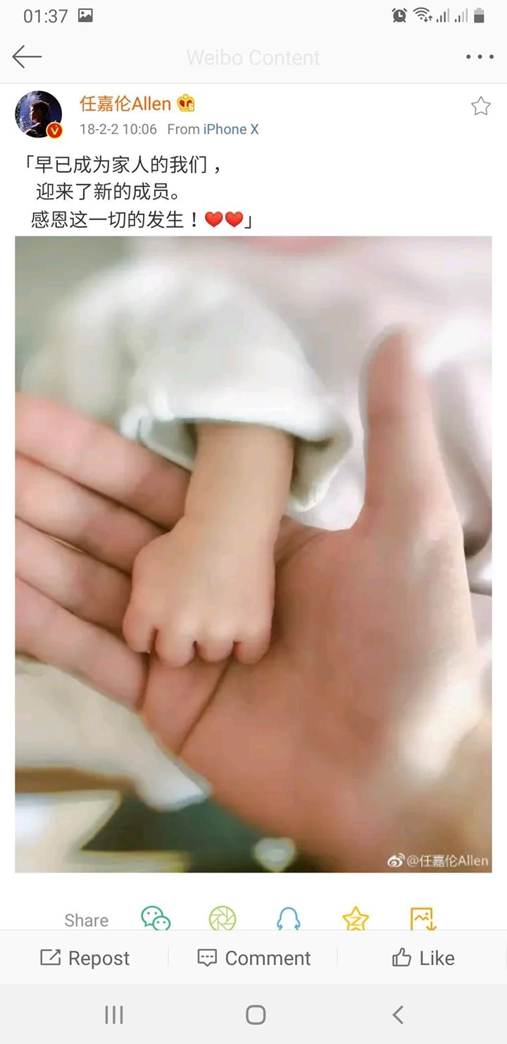 Tấm anh nam diễn viên nắm tay một em bé và kèm theo dòng chữ Tấm anh nam diễn viên nắm tay một em bé và kèm theo dòng chữ