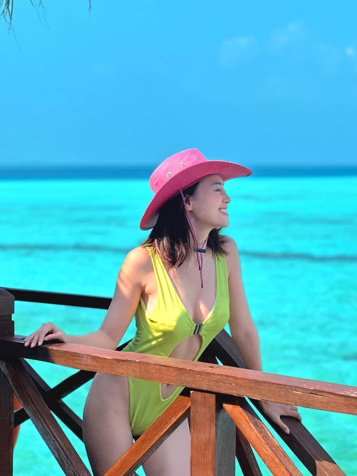 Trang phục cut-out hai bên eo làm nổi bật đường cong nuột nà của mỹ nhân phim 'Cô gái từ quá khứ'.