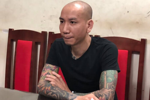 Tuy nổi tiếng về độ ''hổ báo'' của mình, nhưng Phú Lê khá lễ phép khi được mời về trụ sở công an