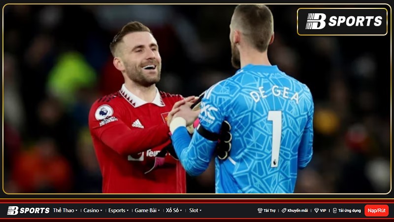 Luke Shaw động viên các đồng đội ở CLB Manchester United Luke Shaw động viên các đồng đội ở CLB Manchester United
