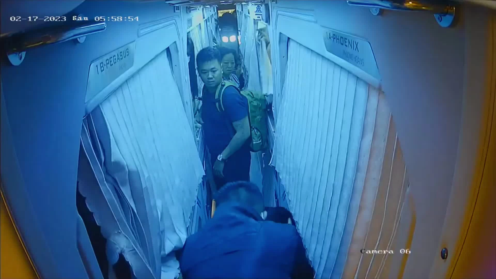 Có 2 người đàn ông lạ mặt bất ngờ đánh tài xế Có 2 người đàn ông lạ mặt bất ngờ đánh tài xế