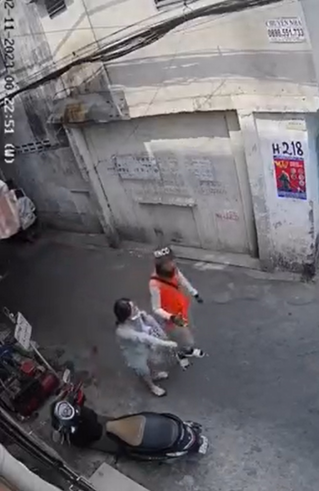 Thấy tiếng kêu cứu của cô gái, một anh Shiper gần đó đã chạy ra giải cứu nữ khách hàng Thấy tiếng kêu cứu của cô gái, một anh Shiper gần đó đã chạy ra giải cứu nữ khách hàng