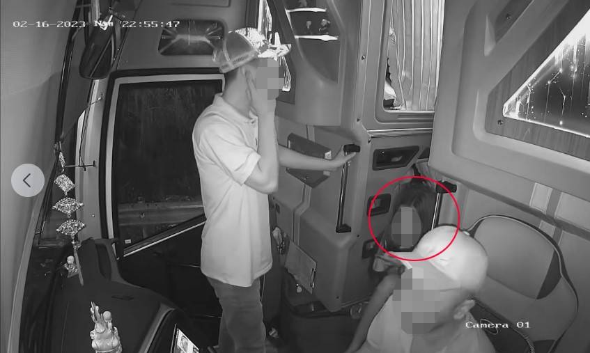 Camera ghi lại cuộc hội thoại giữa tài xế và nữ hành khách Camera ghi lại cuộc hội thoại giữa tài xế và nữ hành khách