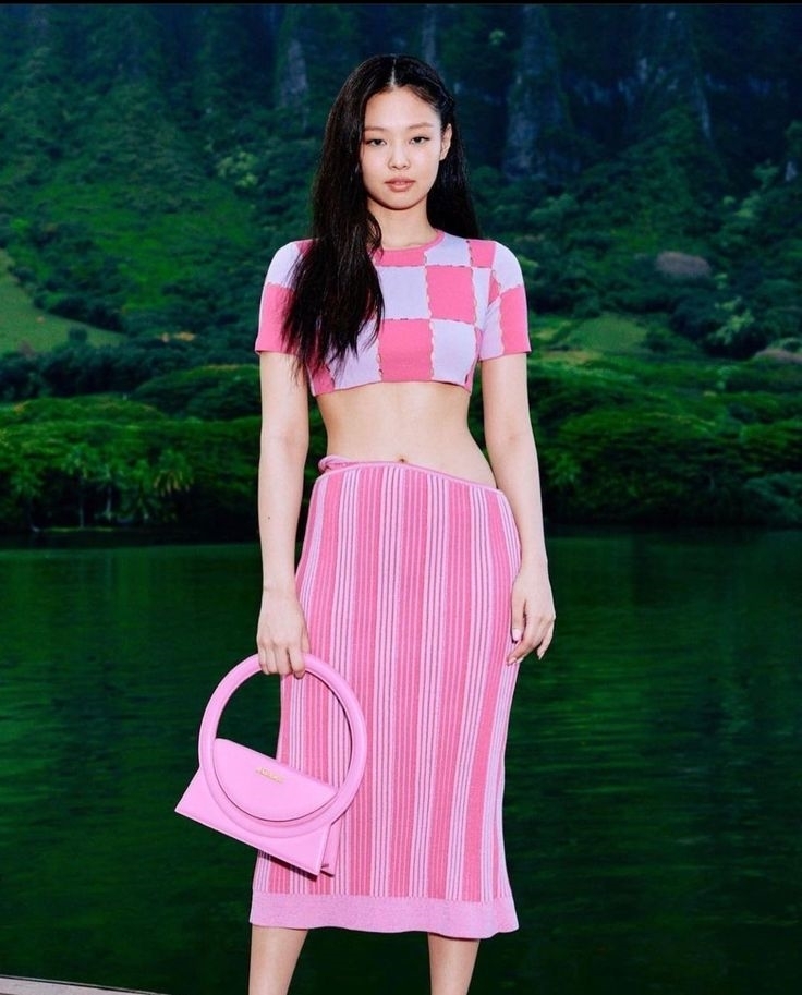 Nữ idol được truyền thông săn đón khi tham gia show diễn của Jacquemus Nữ idol được truyền thông săn đón khi tham gia show diễn của Jacquemus