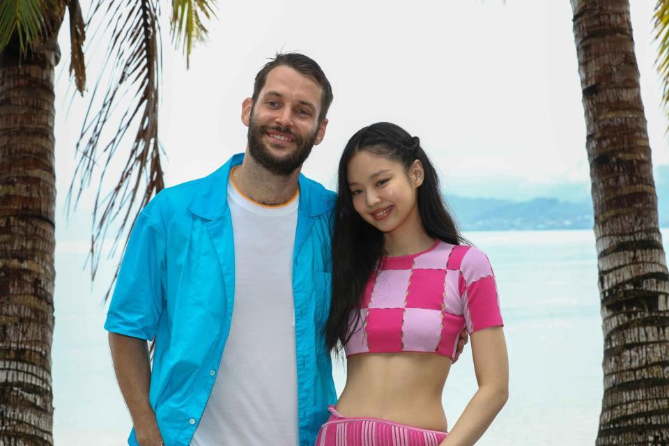 Jennie thân thiết với nhà thiết kế chủ chốt của nhãn hàng là Simon Porte Jennie thân thiết với nhà thiết kế chủ chốt của nhãn hàng là Simon Porte