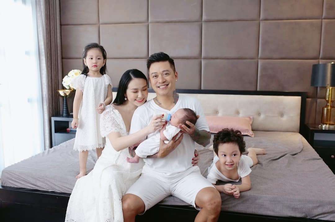 Nam ca sĩ bên vợ và 3 đứa con Nam ca sĩ bên vợ và 3 đứa con