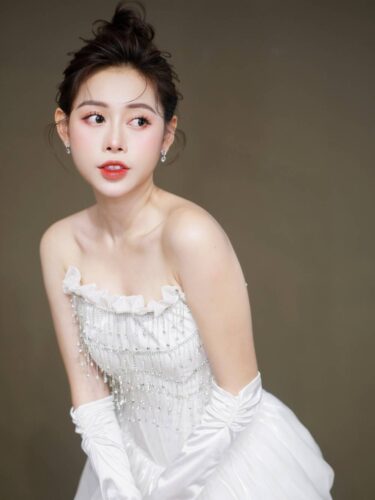 Việt Phương Thoa gây ấn tượng mạnh mẽ bằng gương mặt xinh đẹp cùng tính cách lầy lội, hài hước