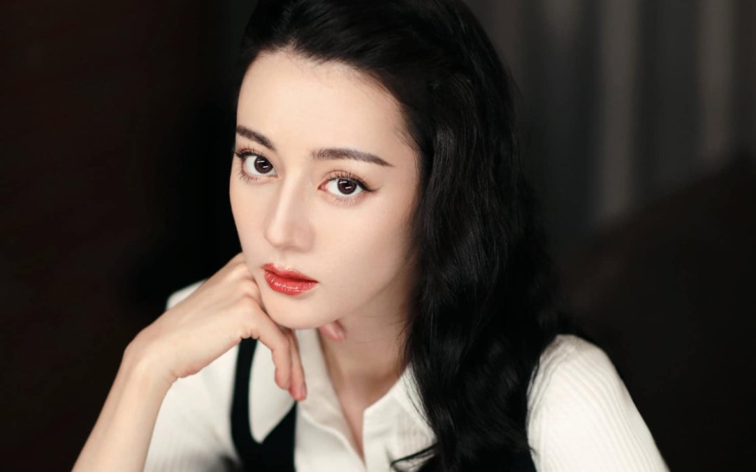 Vẻ đẹp "nghiêng nước nghiêng thành" của Địch Lệ Nhiệt Ba Vẻ đẹp "nghiêng nước nghiêng thành" của Địch Lệ Nhiệt Ba